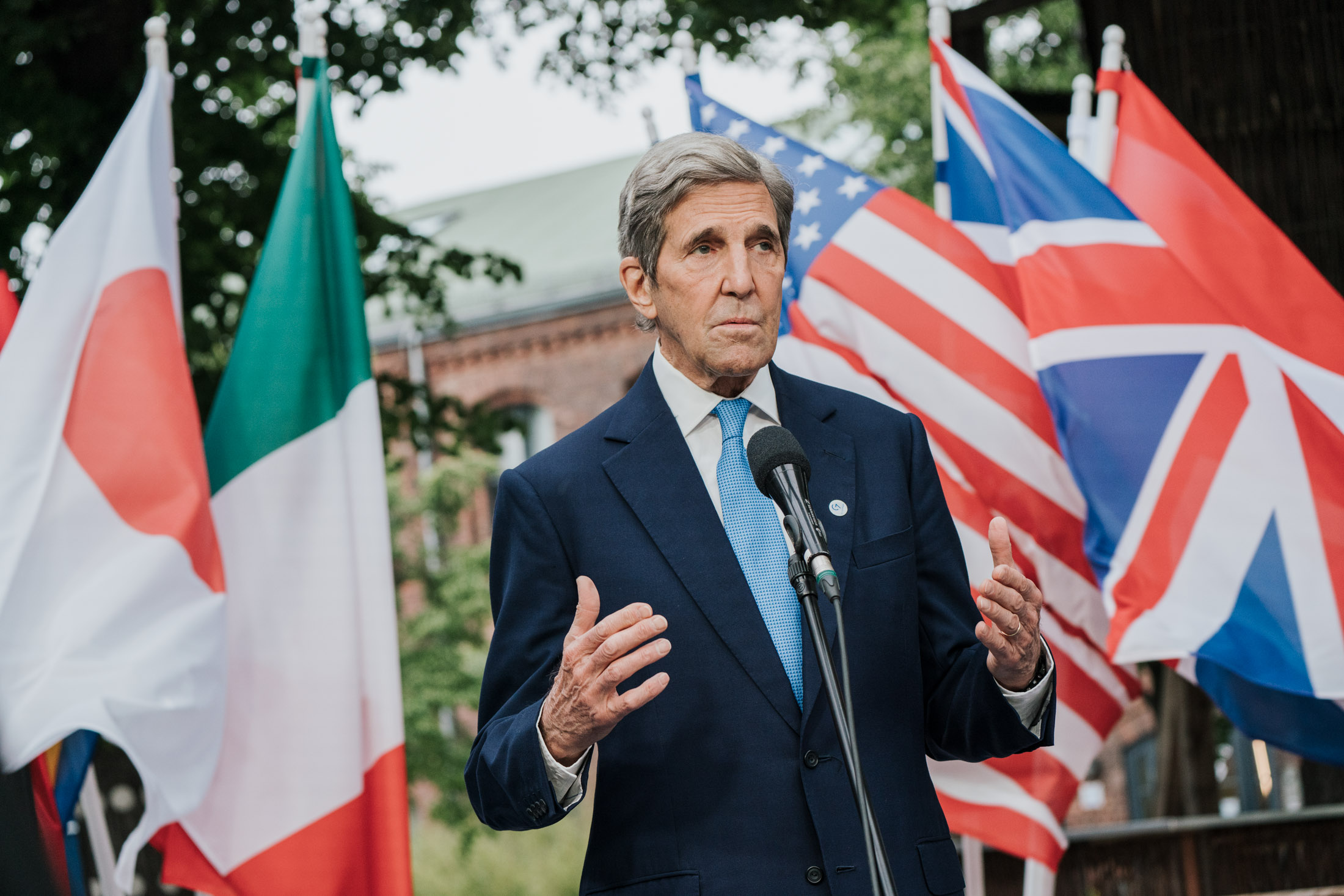 Eventfotograf Berlin lichtet John Kerry steht vor einer amerikanischen Flagge
